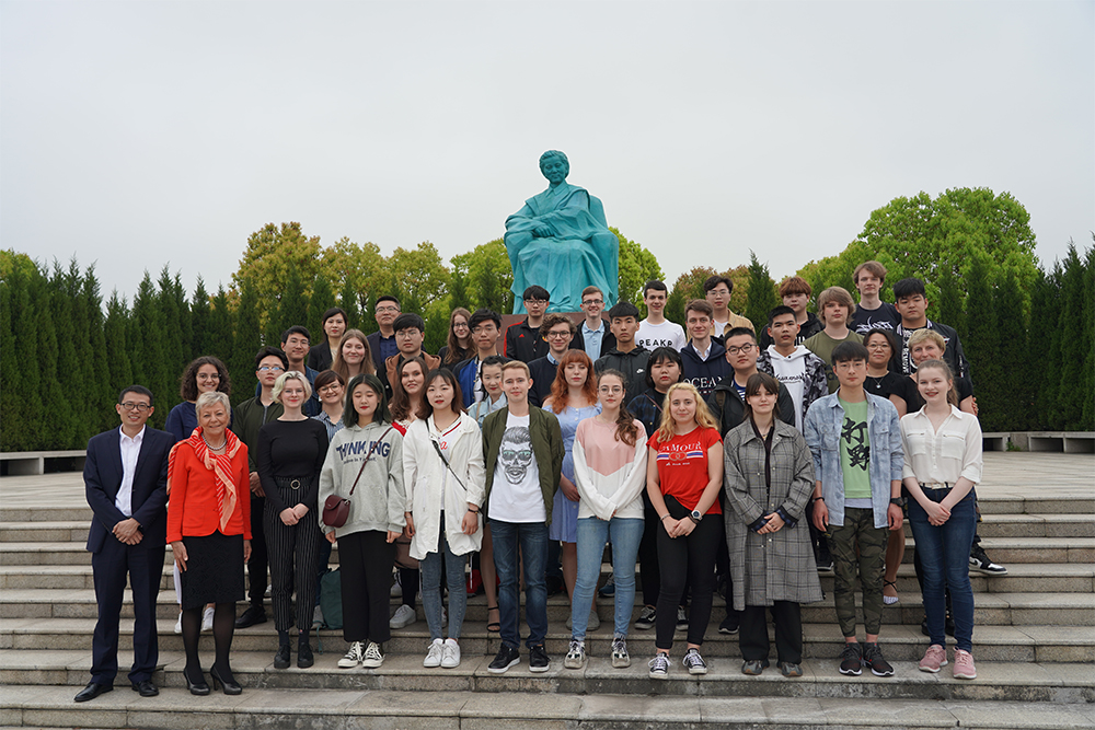 意大利马切拉塔市大学生与澳门十大正规网投平台学生在吴健雄雕像前合影